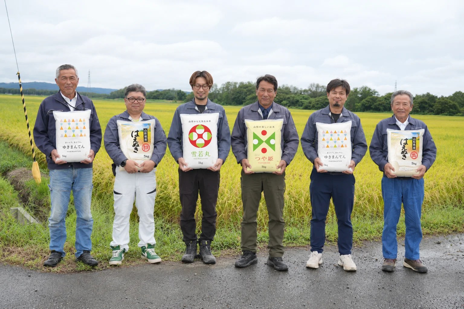 株式会社ファームおそのづか スタッフ集合写真(田んぼを背景に)